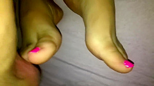 Fucking milf feet between her toes and jerking off with cumshot on feet