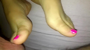 Fucking milf feet between her toes and jerking off with cumshot on feet