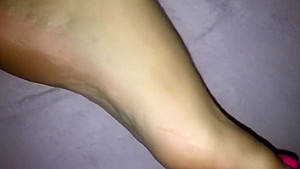 Fucking milf feet between her toes and jerking off with cumshot on feet