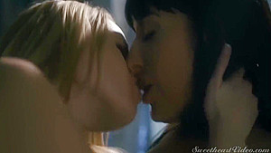 GIRLS KISSING GIRLS, PEEPING WIFEY