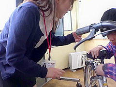 06H2923-A female employee whose pussy is too sensitive