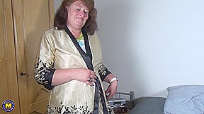 Horny Housewife Takes Off Her Close - MatureNL