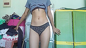 Hot Desi Girl Showing Pussy