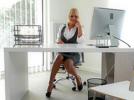 Hot Steamy Milf Playing With Her Pussy On The Office - MatureNL