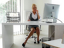 Hot Steamy Milf Playing With Her Pussy On The Office - MatureNL
