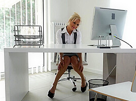 Hot Steamy Milf Playing With Her Pussy On The Office - MatureNL