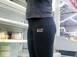 Hot sexy ass in yoga pants