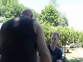 Il doit preter sa copine a Step son vieil oncle