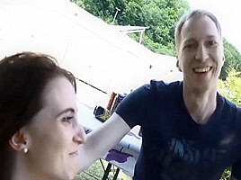 Il doit preter sa copine a Step son vieil oncle