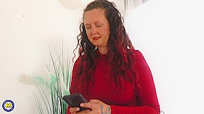 Inexperienced Mom Bec Beauty Loves To Play With Her Wet Shaved Pussy - MatureNl