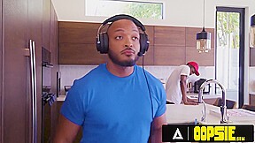 Isiah Maxwell And Kira Noir - Ebony Babe Fucks Pizza Guy While Bf Is Gaming!