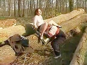 Je baise sur un arbre devant des