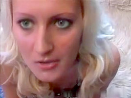 Jenny schluckt Ihren Muschisaft