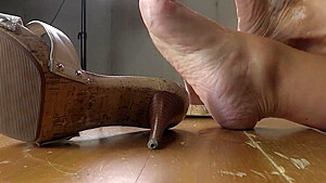 Jerk Off To My Mature Feet