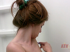 Kaccii shaves her body in the bathtub