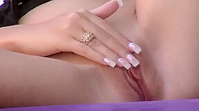 Kelly Summer suce ses doigts quand elle se masturbe - Pornstar Quebecoise