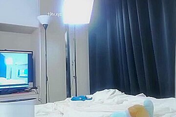 Korean BJ Neat oils her sexy body
