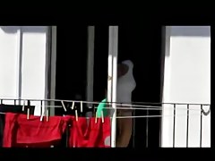 La vecina en tanga