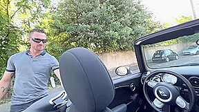 Léa, a driving school instructor who is waiting for her full tank of fuel