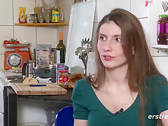 Leidenschaftliche Deutsche Spielt Mit Ihrer Muschi