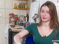 Leidenschaftliche Deutsche Spielt Mit Ihrer Muschi