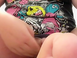 Licking and sucking my toes and cumming on my feet
