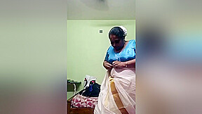 Mallu Bhabhi Shows Her Boobs