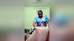 Mallu Bhabhi Shows Her Boobs