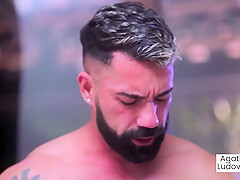 Massagem Com Muito Oleo Para Depois Fazer Um Grande Gape No Cuzao Da Morena