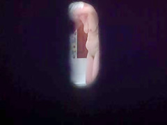 Mia mamma Anna nuda in bagno con la figa rasata