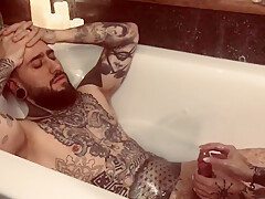 Mistress Handjob Dans Baignoire