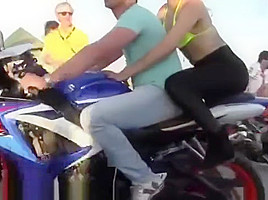 Motoencuentro en Brasil : Chicas culonas en tanga
