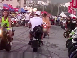 Motoencuentro en Brasil : Chicas culonas en tanga