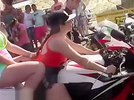 Motoencuentro en Brasil : Chicas culonas en tanga