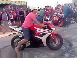 Motoencuentro en Brasil : Chicas culonas en tanga