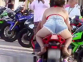 Motoencuentro en Brasil : Chicas culonas en tanga