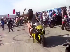 Motoencuentro en Brasil : Chicas culonas en tanga