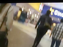 NALGONA CASADA CAMINANDO AL CINE