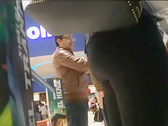 NALGONA CASADA CAMINANDO AL CINE
