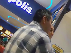 NALGONA CASADA CAMINANDO AL CINE