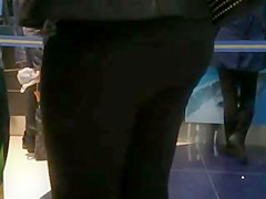 NALGONA CASADA CAMINANDO AL CINE