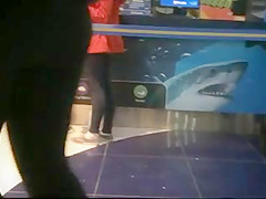 NALGONA CASADA CAMINANDO AL CINE