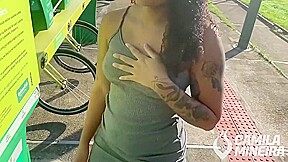 Novinha Safada - Se Exibindo Em Publico Com Um Plug No Cuzinho
