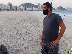 Novinha Sozinha Na Praia De Copacabana Chama A Atenaao De Pescador Tarado Pornobr Videos