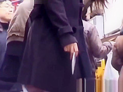 Oriental satisfies fetish with teenage thighs