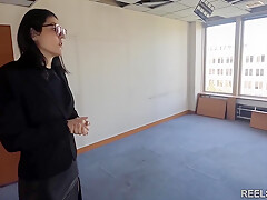 Real Estate Agent Cheats On Her Boyfriend Gets Anal Fucked During Visit By Fake Clients !!!