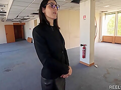 Real Estate Agent Cheats On Her Boyfriend Gets Anal Fucked During Visit By Fake Clients !!!