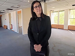 Real Estate Agent Cheats On Her Boyfriend Gets Anal Fucked During Visit By Fake Clients !!!