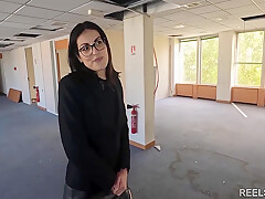 Real Estate Agent Cheats On Her Boyfriend Gets Anal Fucked During Visit By Fake Clients !!!