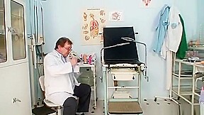 Redhead dirty pussy stretching in gyn clinic